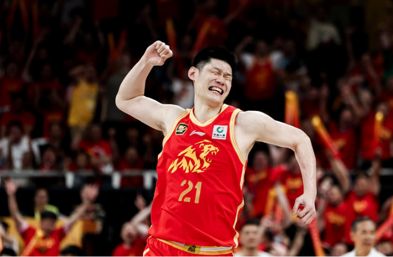 世界杯app下载-广厦半场49-49上海：胡金秋22分大爆发 张镇麟王哲林陷犯麻烦规