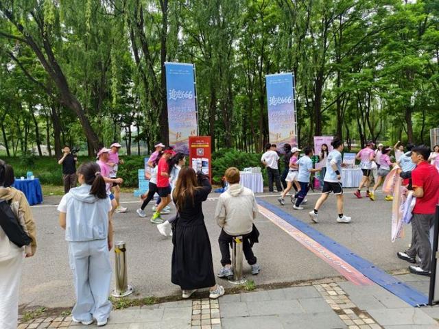 世界杯官方直播-一根绳子，六道光——一场让视障跑者被“看见”的六天六马挑战